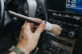 brosse pour le nettoyage de l'intérieur de la voiture